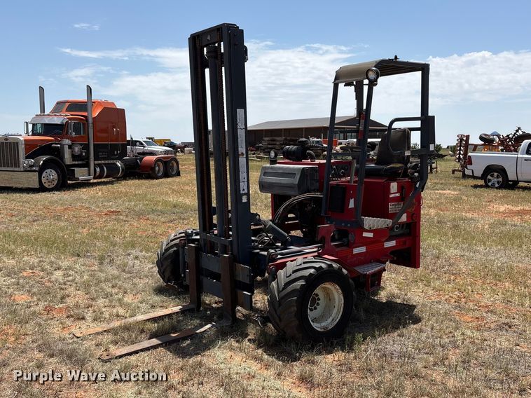 image for item FC2449 2004 Moffett M5500 forklift