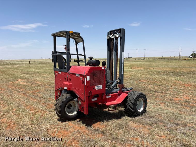 image for item FC2449 2004 Moffett M5500 forklift