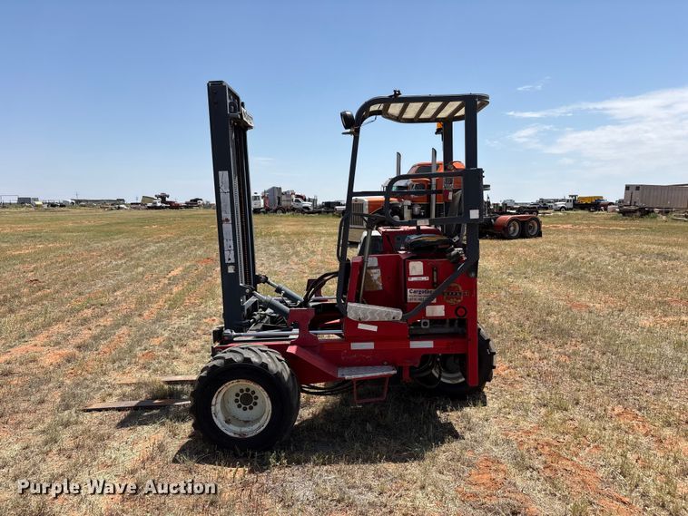 image for item FC2449 2004 Moffett M5500 forklift