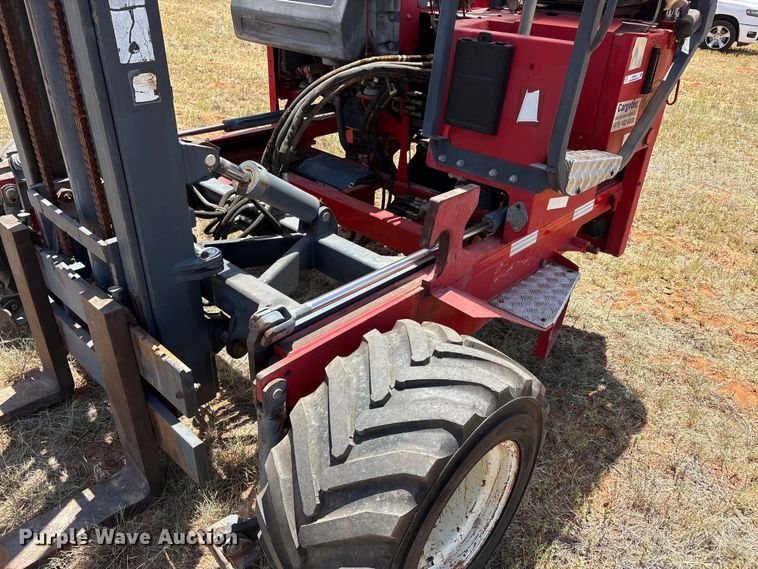 image for item FC2449 2004 Moffett M5500 forklift