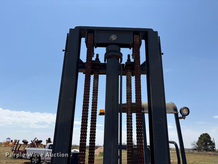 image for item FC2449 2004 Moffett M5500 forklift