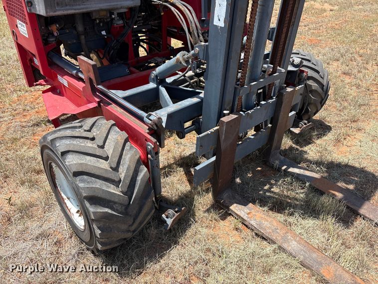 image for item FC2449 2004 Moffett M5500 forklift