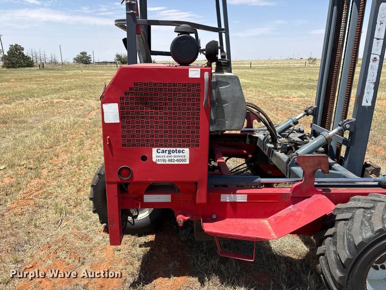 image for item FC2449 2004 Moffett M5500 forklift