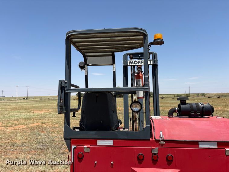image for item FC2449 2004 Moffett M5500 forklift