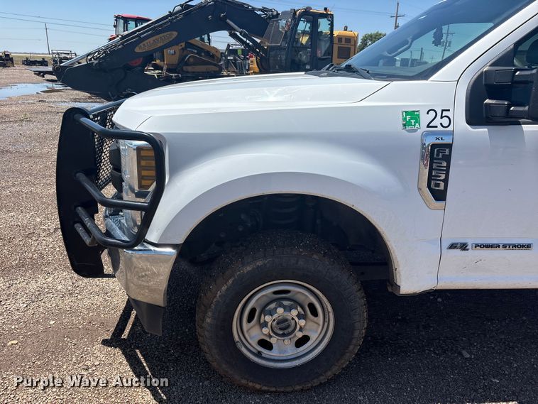 image for item FC2490 2019 Ford F250 Super Duty Crew Cab pickup truck