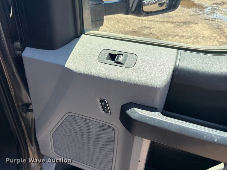 image for item FC2500 2020 Ford F350 Super Duty Crew Cab pickup truck