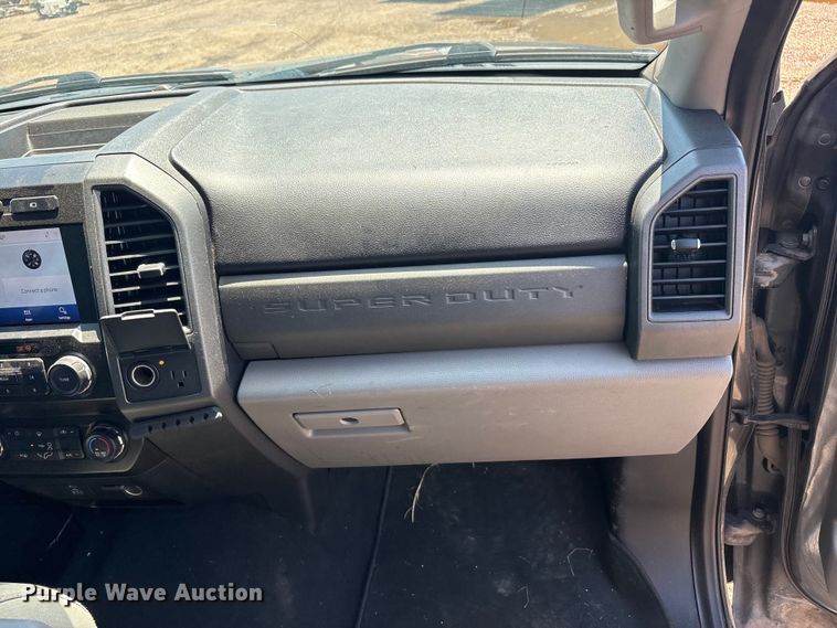 image for item FC2500 2020 Ford F350 Super Duty Crew Cab pickup truck
