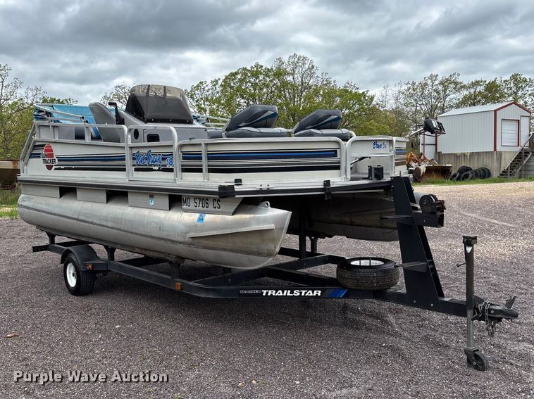 image for item FC5605 1992 Sun Tracker  Bass Buggy 18 pontoon boat