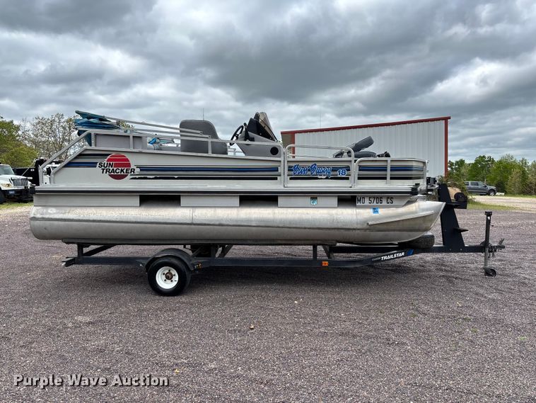 image for item FC5605 1992 Sun Tracker  Bass Buggy 18 pontoon boat