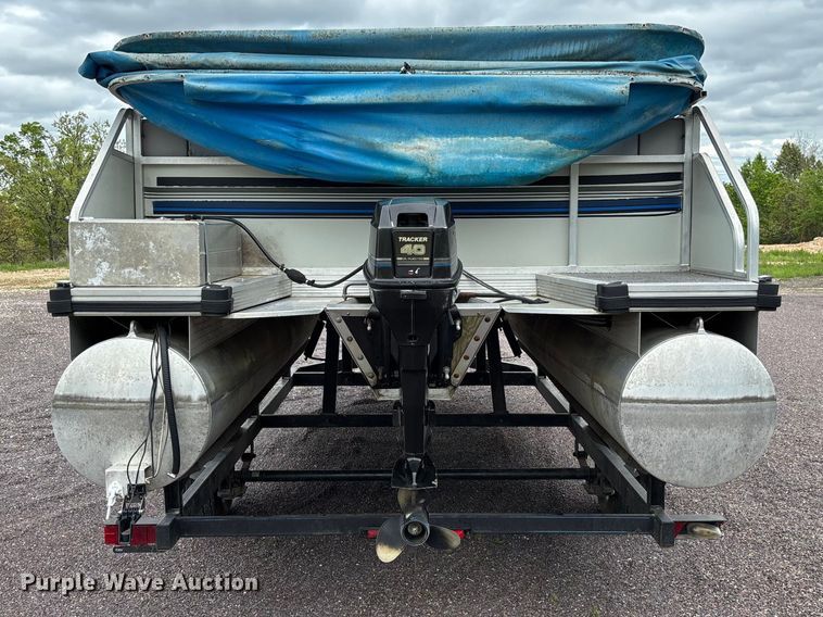 image for item FC5605 1992 Sun Tracker  Bass Buggy 18 pontoon boat
