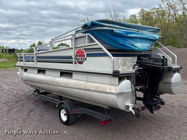 image for item FC5605 1992 Sun Tracker  Bass Buggy 18 pontoon boat