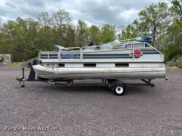image for item FC5605 1992 Sun Tracker  Bass Buggy 18 pontoon boat
