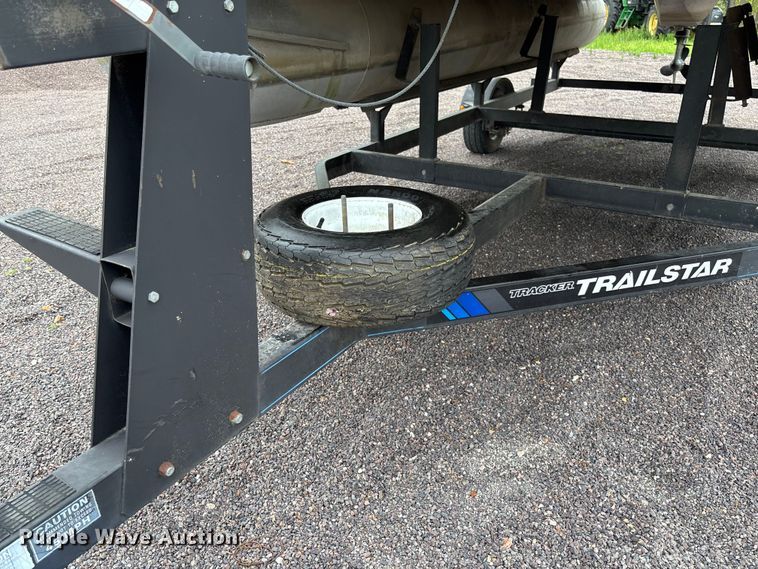 image for item FC5605 1992 Sun Tracker  Bass Buggy 18 pontoon boat