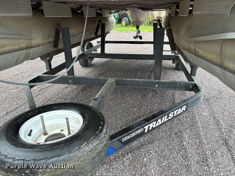 image for item FC5605 1992 Sun Tracker  Bass Buggy 18 pontoon boat