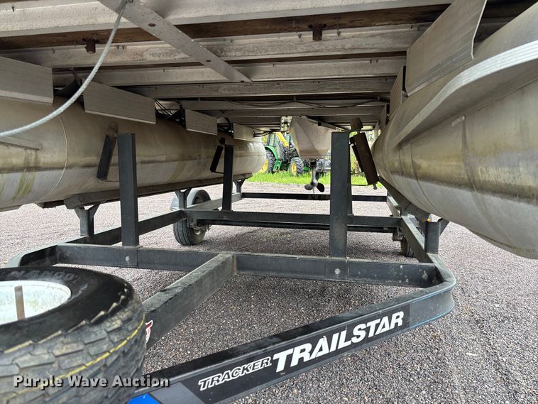 image for item FC5605 1992 Sun Tracker  Bass Buggy 18 pontoon boat
