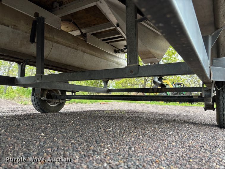 image for item FC5605 1992 Sun Tracker  Bass Buggy 18 pontoon boat