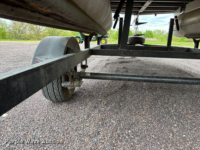 image for item FC5605 1992 Sun Tracker  Bass Buggy 18 pontoon boat