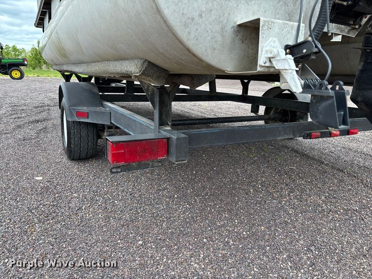 image for item FC5605 1992 Sun Tracker  Bass Buggy 18 pontoon boat