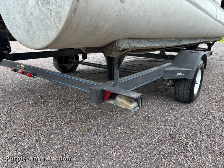 image for item FC5605 1992 Sun Tracker  Bass Buggy 18 pontoon boat
