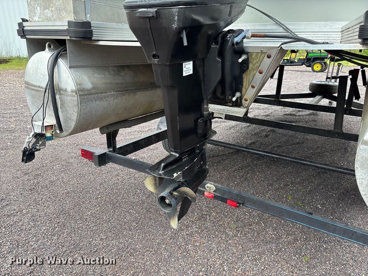 image for item FC5605 1992 Sun Tracker  Bass Buggy 18 pontoon boat