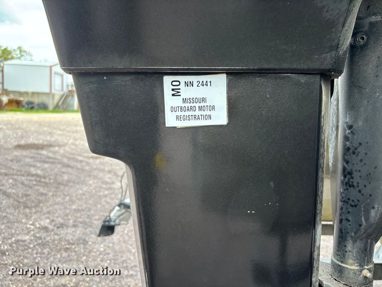 image for item FC5605 1992 Sun Tracker  Bass Buggy 18 pontoon boat
