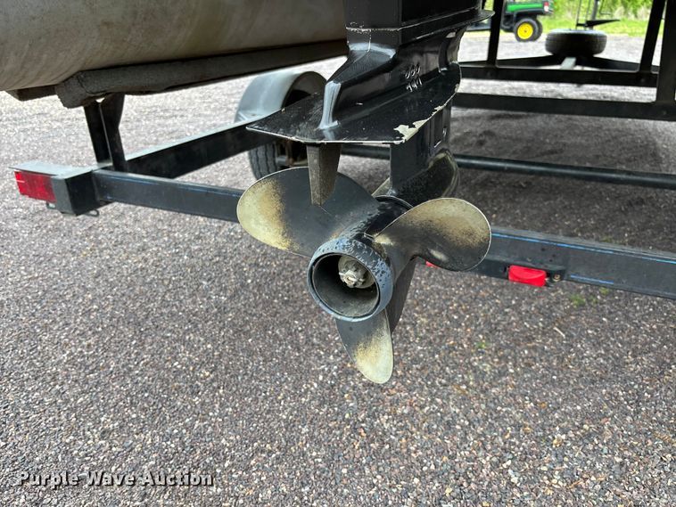 image for item FC5605 1992 Sun Tracker  Bass Buggy 18 pontoon boat
