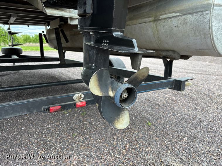 image for item FC5605 1992 Sun Tracker  Bass Buggy 18 pontoon boat
