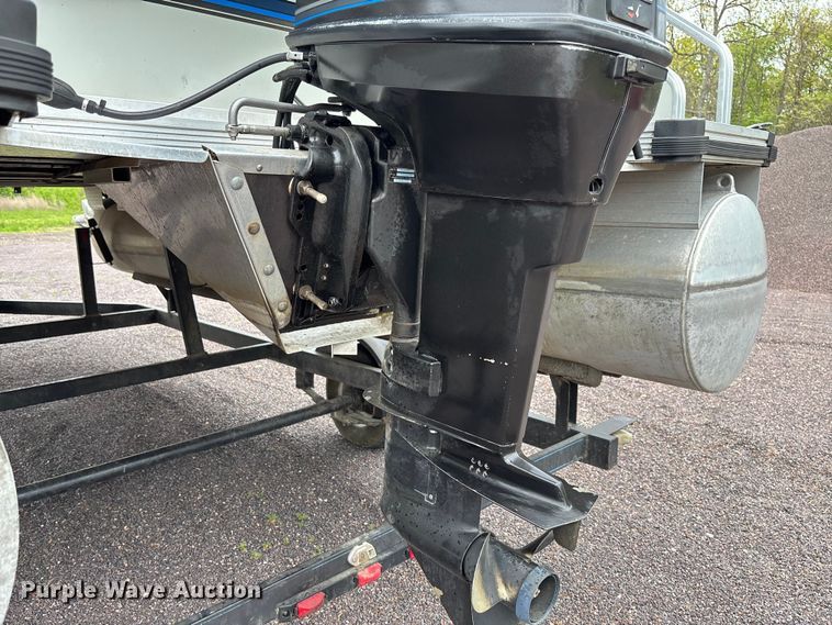 image for item FC5605 1992 Sun Tracker  Bass Buggy 18 pontoon boat