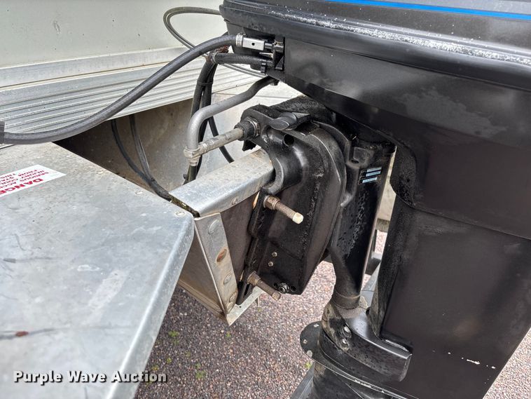image for item FC5605 1992 Sun Tracker  Bass Buggy 18 pontoon boat