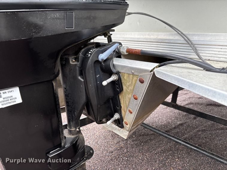 image for item FC5605 1992 Sun Tracker  Bass Buggy 18 pontoon boat