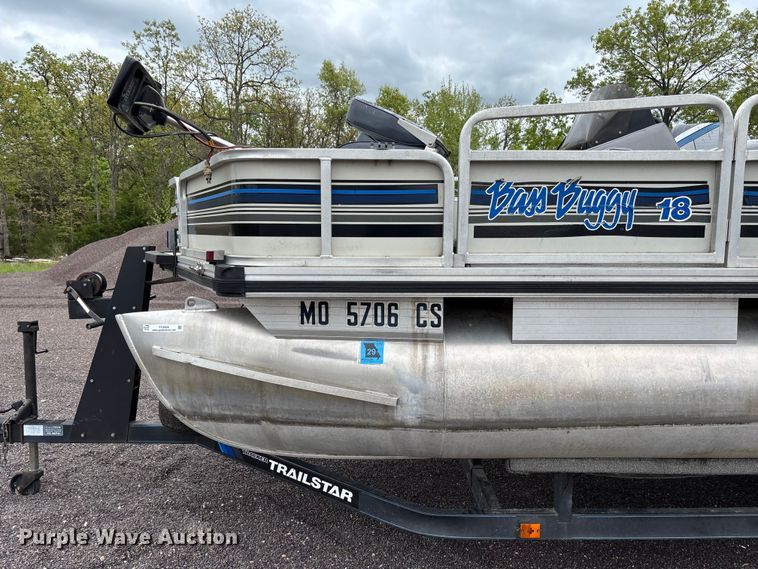 image for item FC5605 1992 Sun Tracker  Bass Buggy 18 pontoon boat