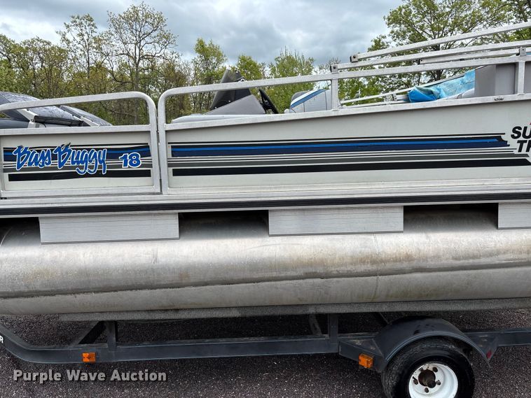 image for item FC5605 1992 Sun Tracker  Bass Buggy 18 pontoon boat