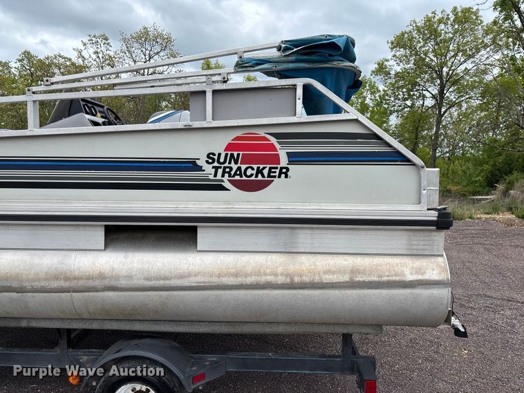 image for item FC5605 1992 Sun Tracker  Bass Buggy 18 pontoon boat