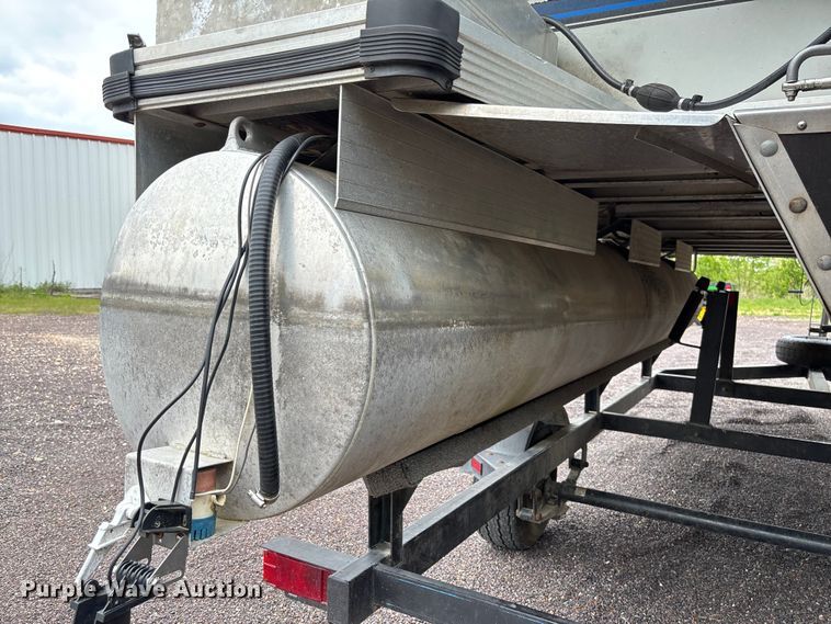 image for item FC5605 1992 Sun Tracker  Bass Buggy 18 pontoon boat