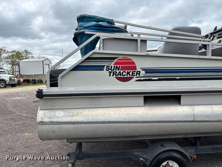 image for item FC5605 1992 Sun Tracker  Bass Buggy 18 pontoon boat