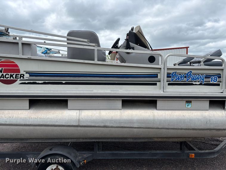 image for item FC5605 1992 Sun Tracker  Bass Buggy 18 pontoon boat