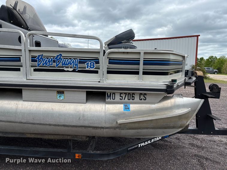 image for item FC5605 1992 Sun Tracker  Bass Buggy 18 pontoon boat