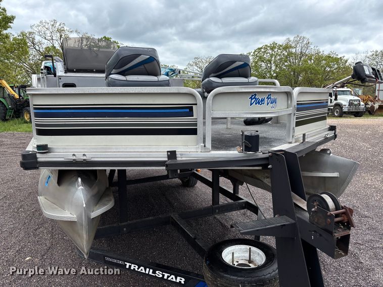 image for item FC5605 1992 Sun Tracker  Bass Buggy 18 pontoon boat