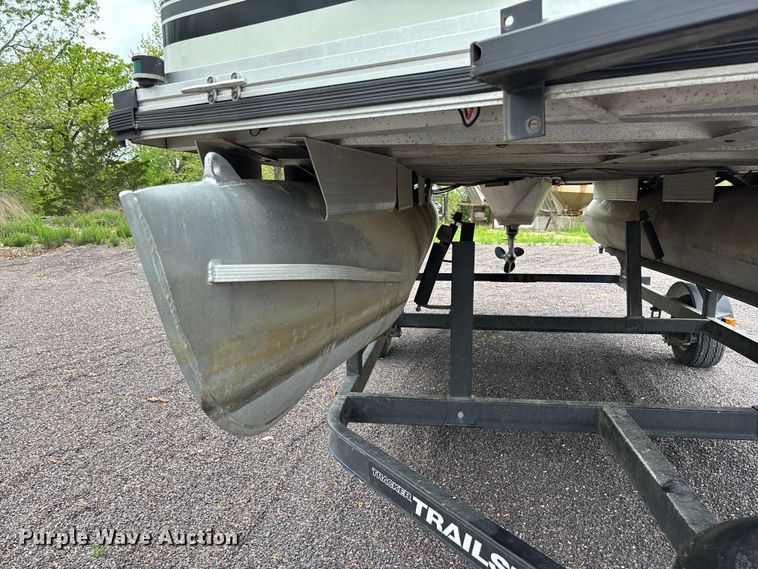 image for item FC5605 1992 Sun Tracker  Bass Buggy 18 pontoon boat