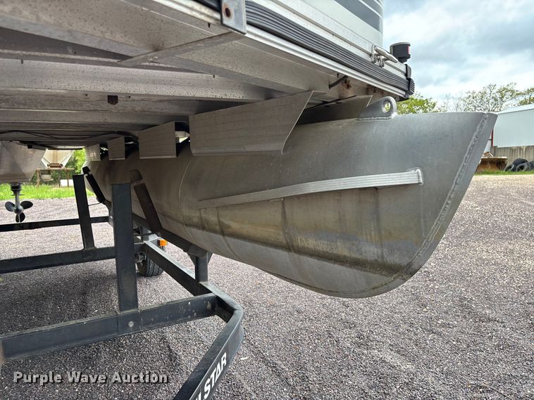 image for item FC5605 1992 Sun Tracker  Bass Buggy 18 pontoon boat