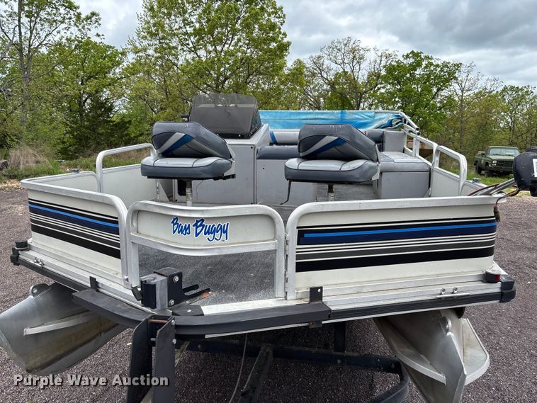image for item FC5605 1992 Sun Tracker  Bass Buggy 18 pontoon boat