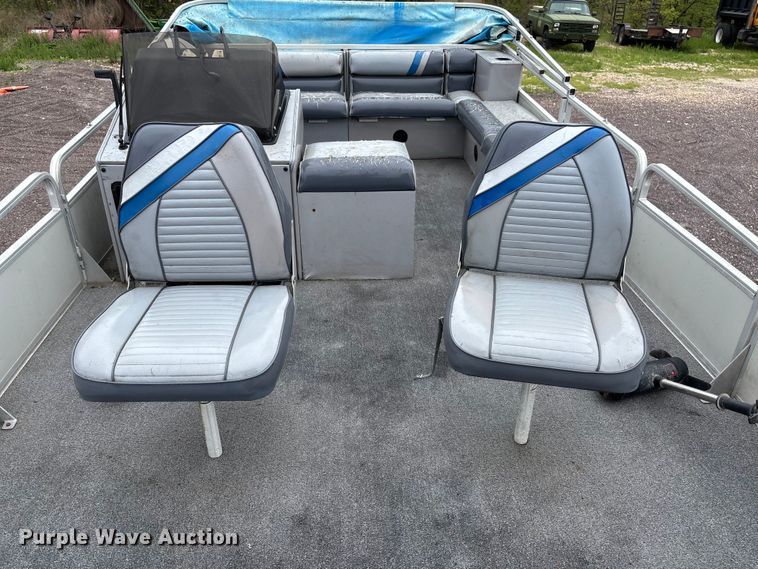image for item FC5605 1992 Sun Tracker  Bass Buggy 18 pontoon boat