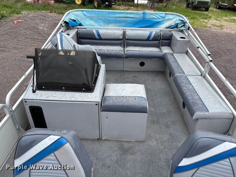 image for item FC5605 1992 Sun Tracker  Bass Buggy 18 pontoon boat