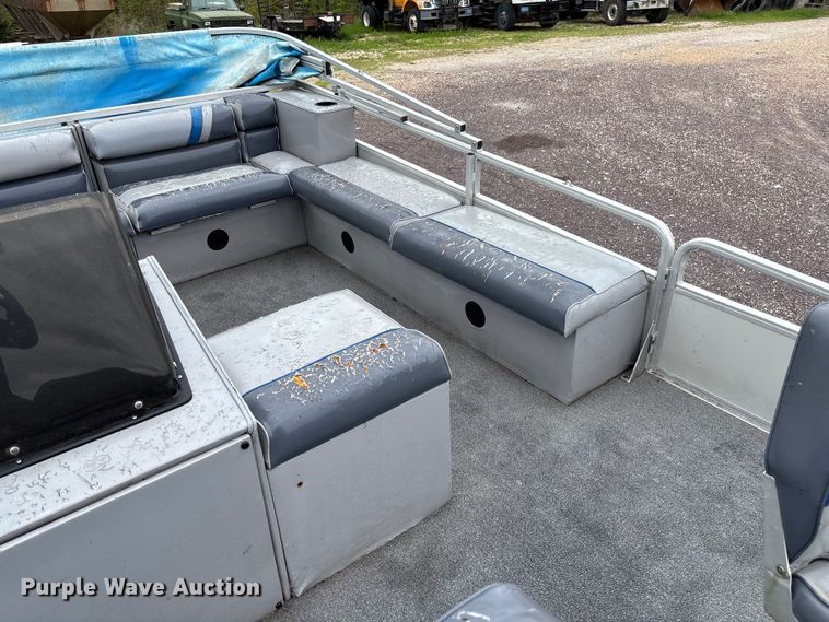 image for item FC5605 1992 Sun Tracker  Bass Buggy 18 pontoon boat