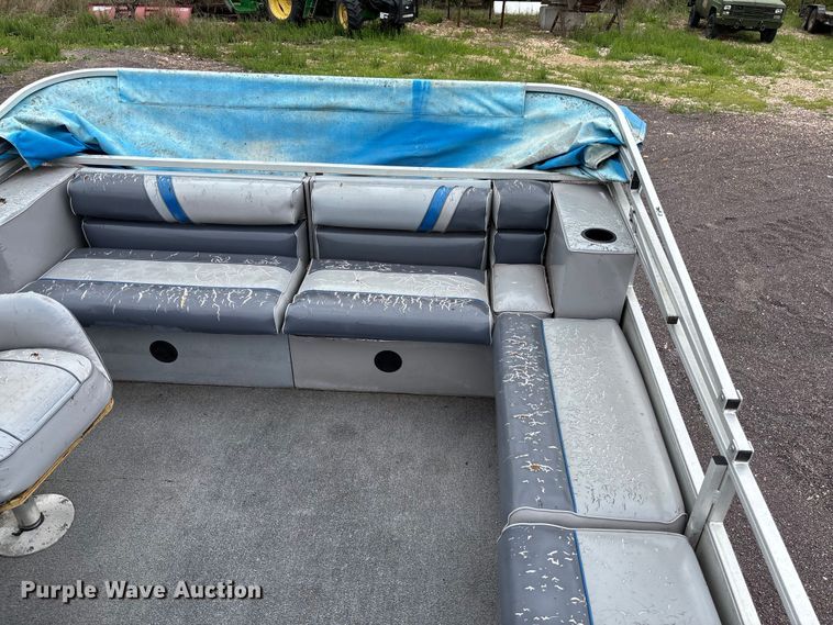 image for item FC5605 1992 Sun Tracker  Bass Buggy 18 pontoon boat