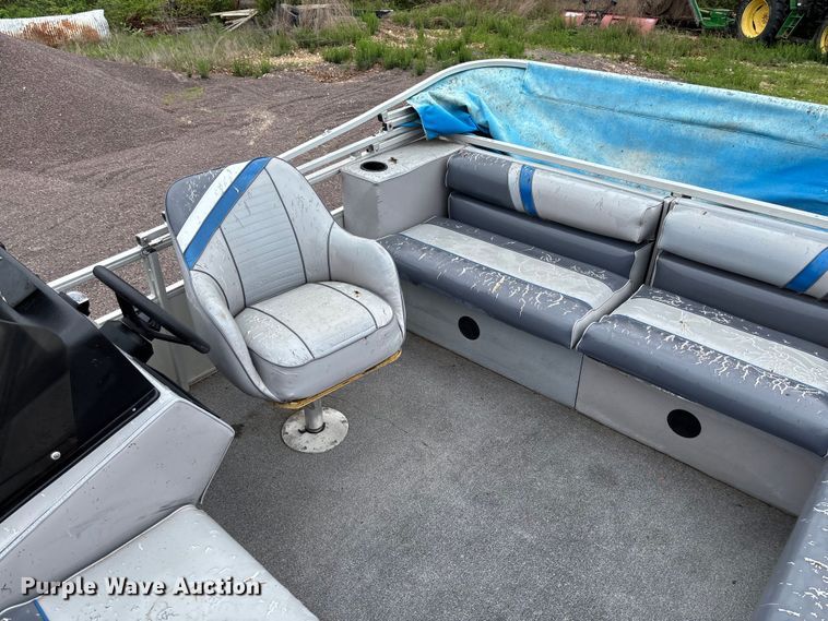 image for item FC5605 1992 Sun Tracker  Bass Buggy 18 pontoon boat