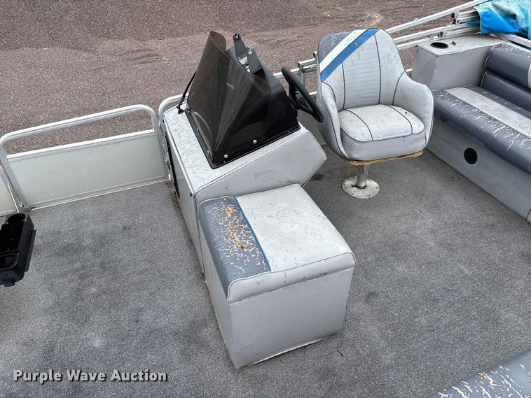 image for item FC5605 1992 Sun Tracker  Bass Buggy 18 pontoon boat