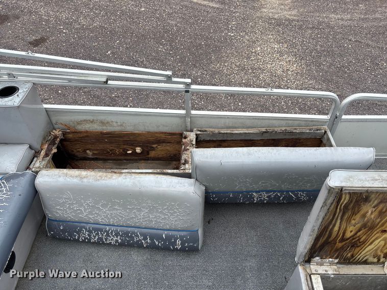 image for item FC5605 1992 Sun Tracker  Bass Buggy 18 pontoon boat