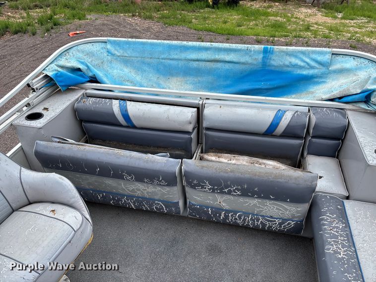 image for item FC5605 1992 Sun Tracker  Bass Buggy 18 pontoon boat