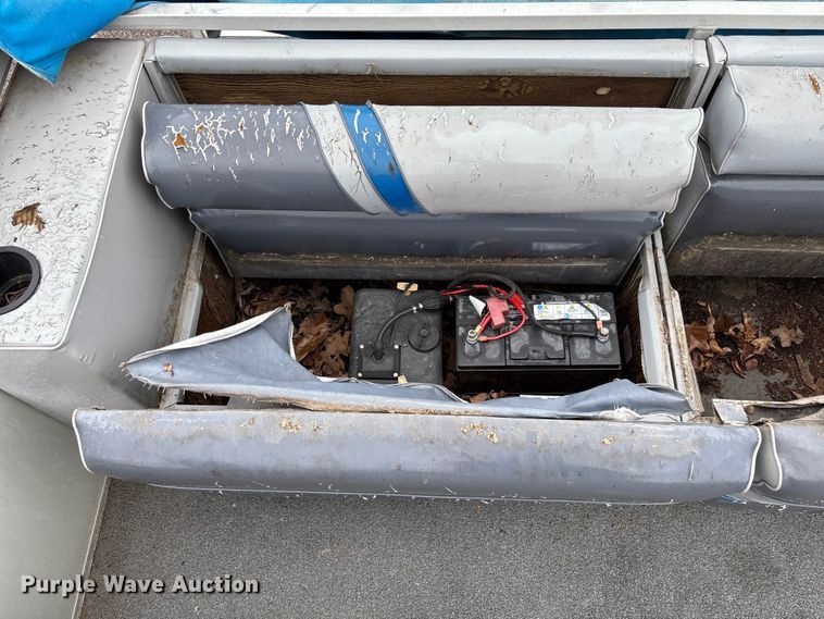 image for item FC5605 1992 Sun Tracker  Bass Buggy 18 pontoon boat